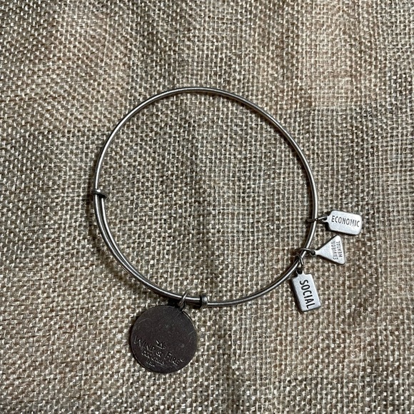 Wind & Fire “Flip Flop” Dangle Charm Bracelet - Picture 3 of 4